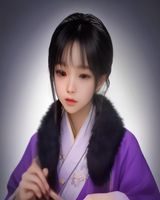 美术馆内参观者驻足欣赏人体艺术展览，展厅白墙衬托作品，呈现严肃艺术欣赏场景